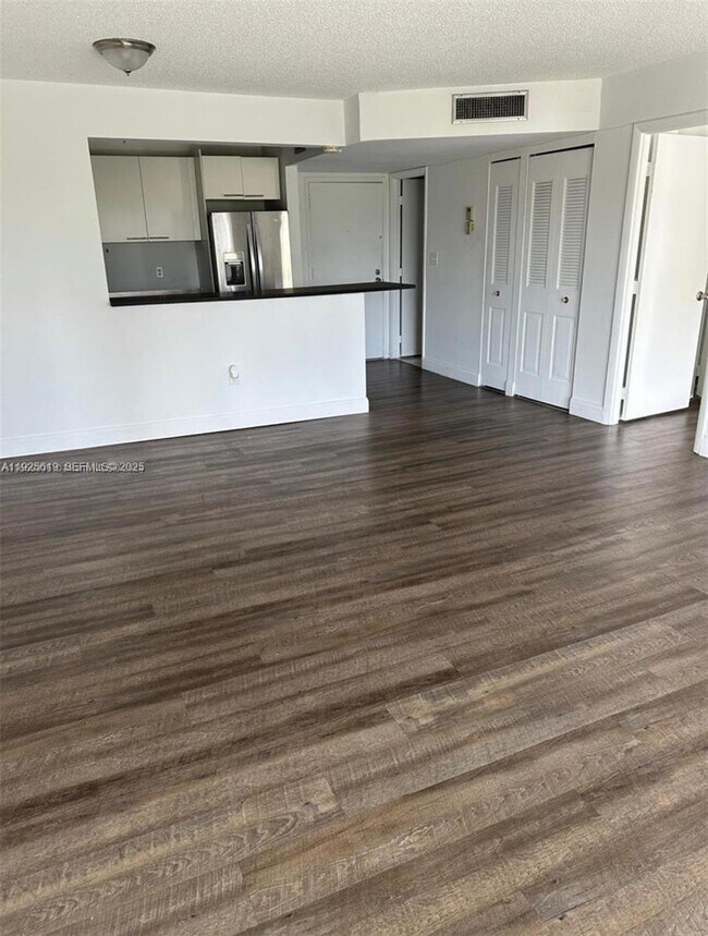 Building Photo - 4164 Inverrary Dr