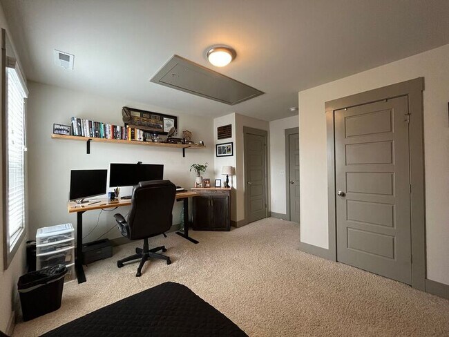 Building Photo - 1529 Rhodeschool Dr