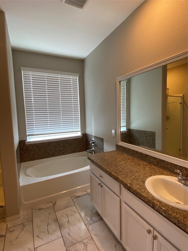 Building Photo - 16620 Merry Pines Dr