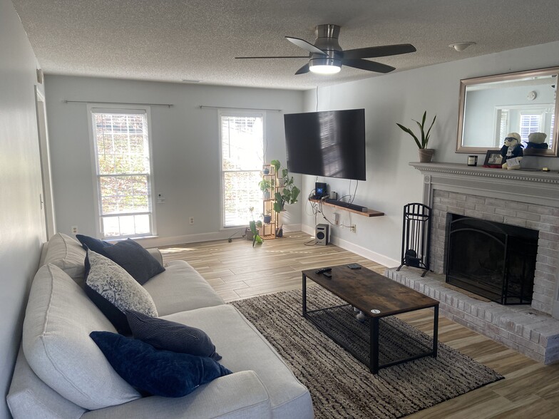 Living Room. Furniture *not* included. - 4201 E Emerald Dr NW