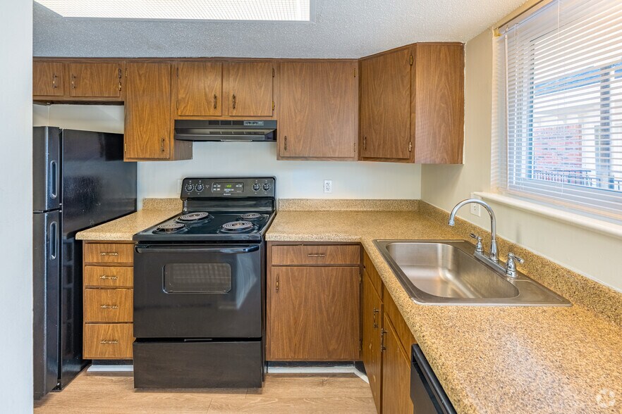 1BR, 1BA - 708SF Kitchen - Oak Alley Apartments