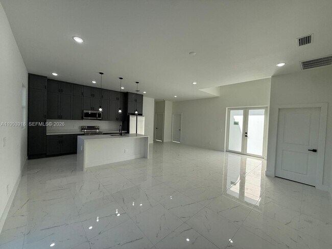 Building Photo - 1121 Florence St E