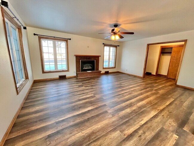 Building Photo - Large 3 Bed/2 Bath East Side Rental Home!