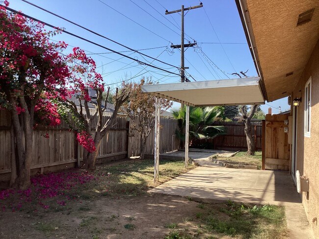 Building Photo - 4424-4426 E Dakota Ave