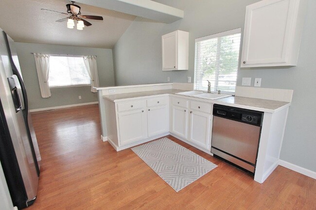 Building Photo - Clean Single-Level Home in Quiet Neighborhood