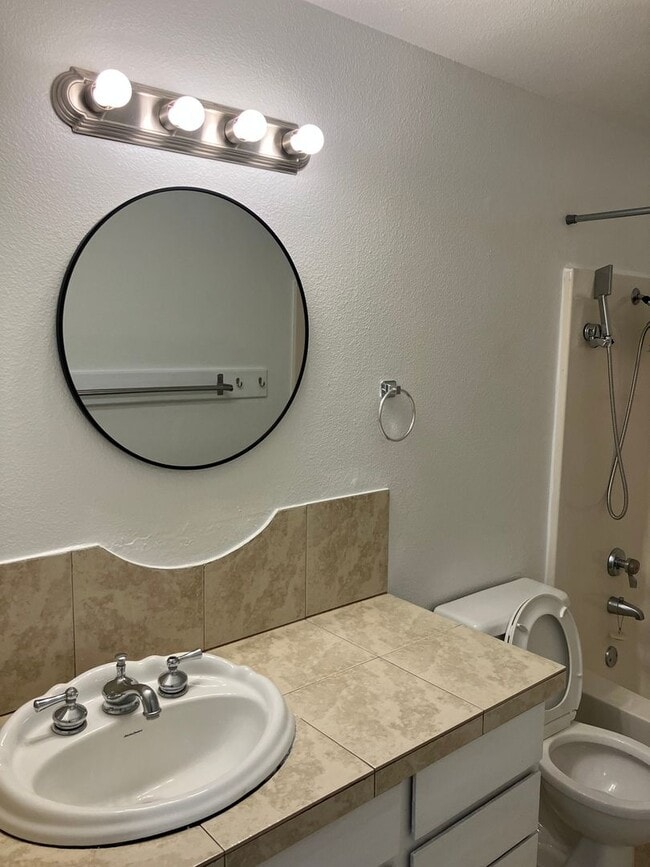 Building Photo - 2429 NE Saratoga St