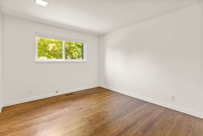 Building Photo - Beautiful West Facing Houghton Home with p...