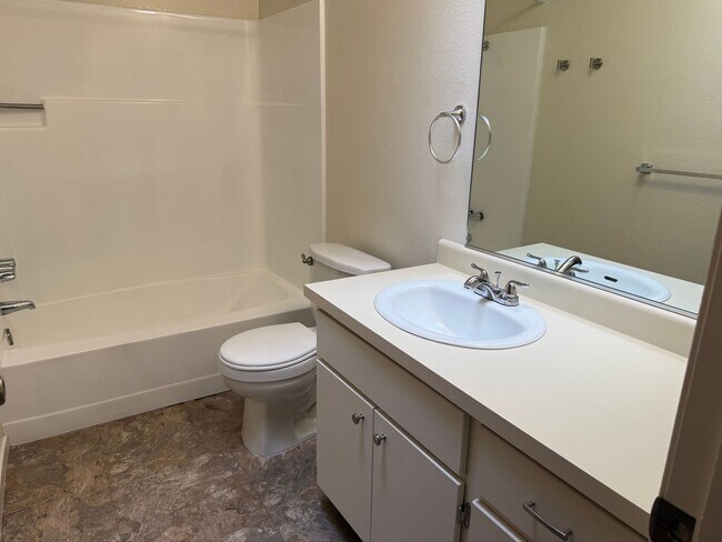 Building Photo - Great location