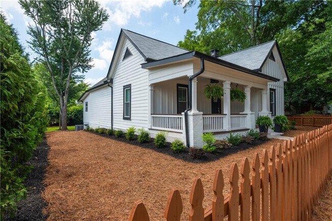 Building Photo - 1129 Sanders Ave SE