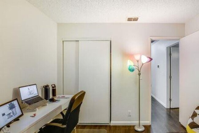 Building Photo - Tra4901-4903