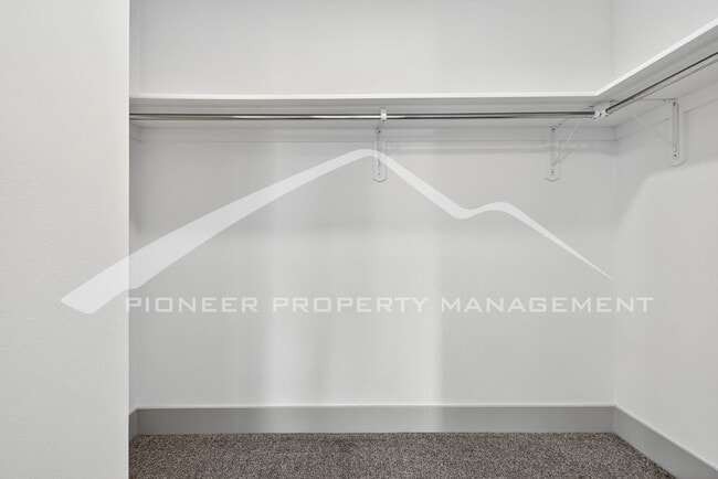 Building Photo - Stunning Condo with City Views and 2 Reser...