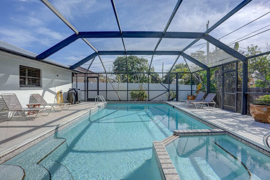 Building Photo - 669 107th Ave N