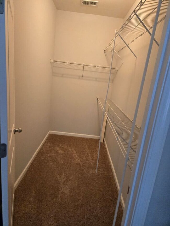 Building Photo - Beautiful 3 bedroom available