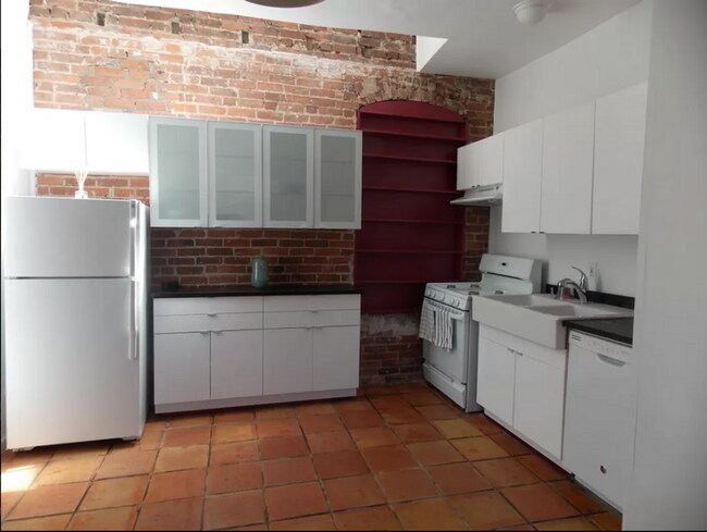 Building Photo - Furnished 1BR Suite in East Rock | Private Gated Garden | Cathedral Ceilings & Skylights