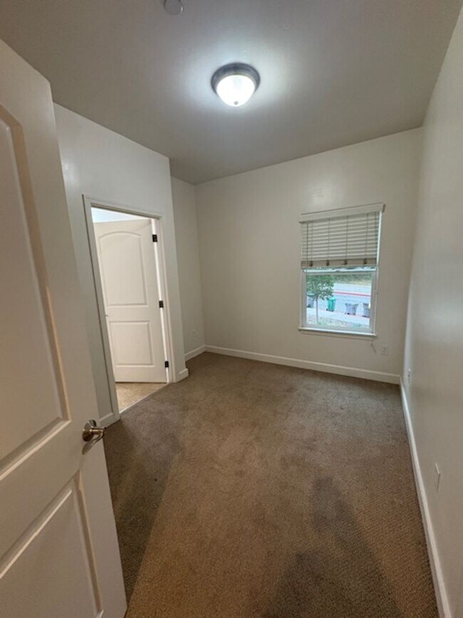 Building Photo - 491 N Chorro St