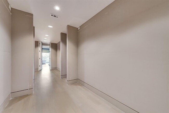 Building Photo - "Luxurious 3-Bed Oasis with 5 Full Baths in Prime Dallas Location - 4,666 Sq Ft of Elegance!"