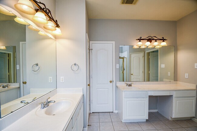 Building Photo - 16230 S Southern Stone Dr