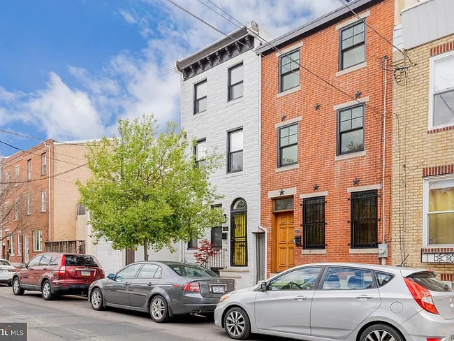 Building Photo - Stunning 2 bed, three story trinity with a two outdoor spaces