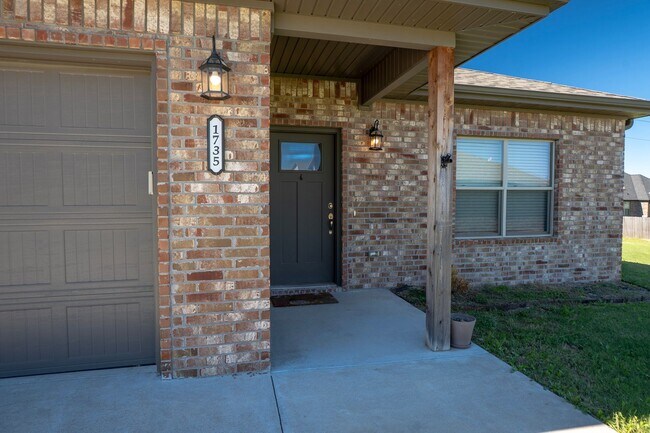Building Photo - 1723 Booker Cir