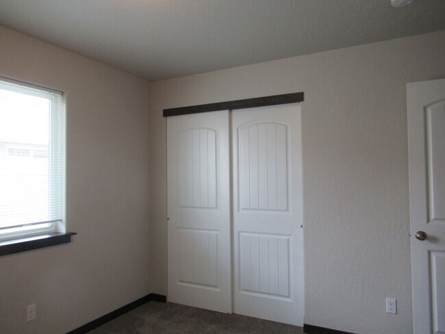 Building Photo - Home in Post Falls!