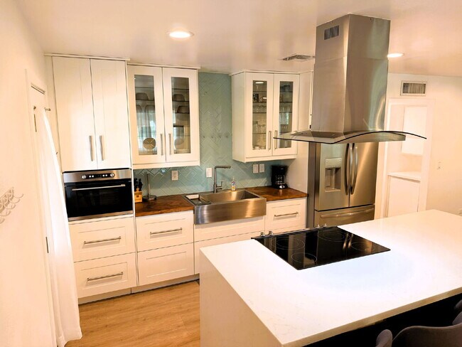 Building Photo - Tempe Gem - Fully furnished with a pool