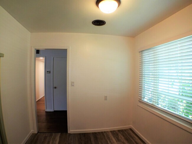 Building Photo - 708 Douglas Ln