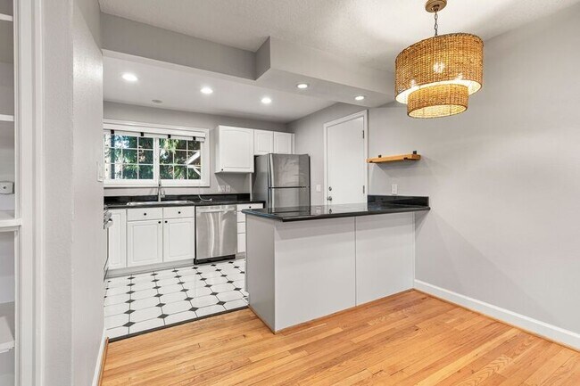 Building Photo - 4317 SE Lexington St