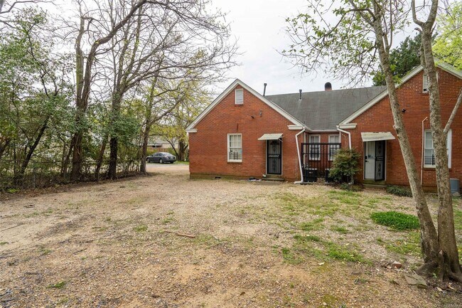 Building Photo - In the heart of Old Cloverdale!