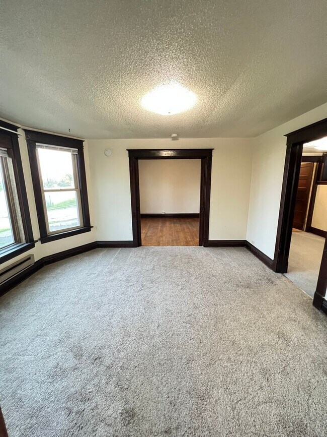 Building Photo - 1st Floor 1+ Bedroom Apartment! AVAILABLE MAY!