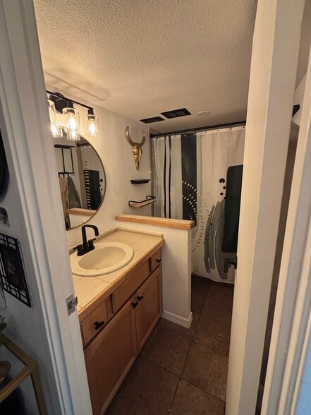 Secondary Full Bath - 1433 N Williams St