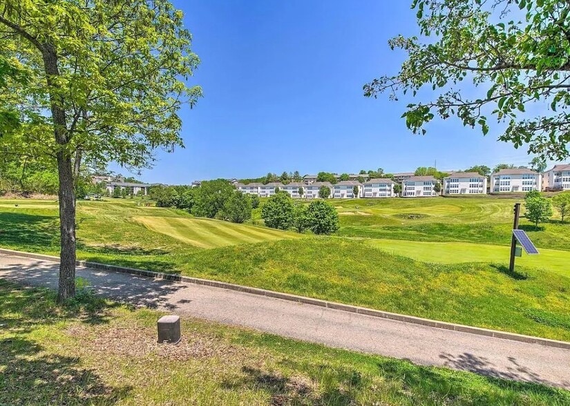 Building Photo - 200 Golfview Dr