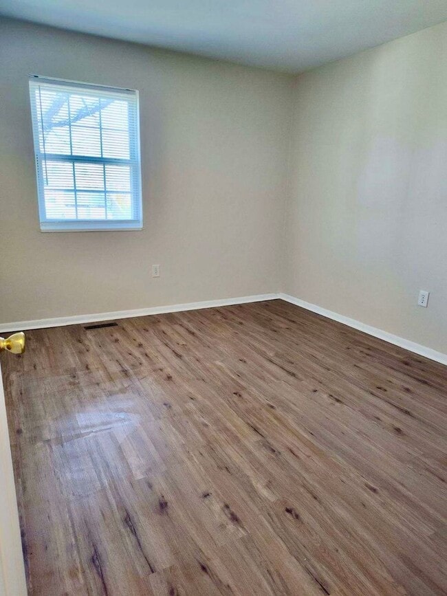 Building Photo - Available 3 Bedroom 1.5 bath Townhouse in Fredericksburg, Stafford County