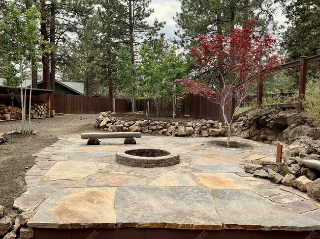 Building Photo - Inviting single-level home in forested SW Bend neighborhood