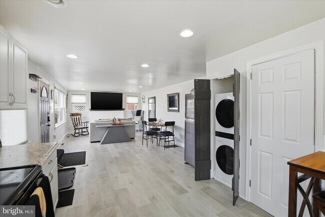 Building Photo - 1058 St Joseph St