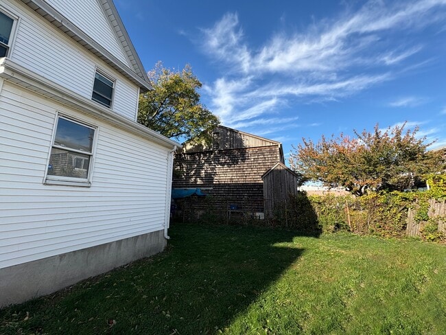 Building Photo - 25 Deforest Ave