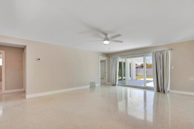 Building Photo - 3898 Holly Dr
