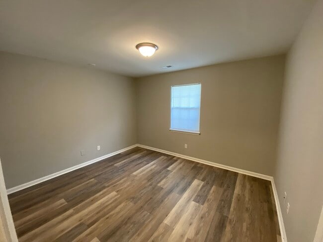Building Photo - 2 bed 2 bath duplex