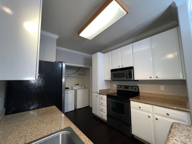 Building Photo - Villa Cortina Luxury Condo near Santana Ro...