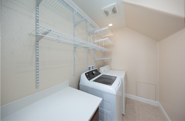 Building Photo - 6491 Bayview Dr