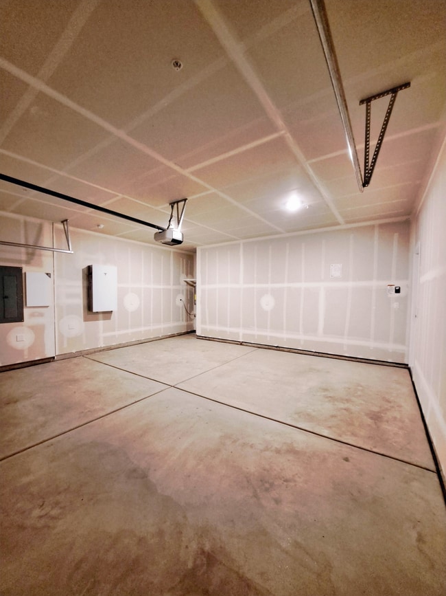 Building Photo - RENT REDUCED TO $2395 & MOVE IN SPECIAL: $1000 OFF THE 1ST MONTH'S RENT! Spacious 3BR/2BA Home wi...