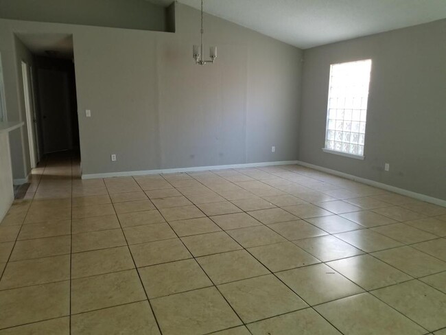 Building Photo - 3 bedroom in Jacksonville FL 32218