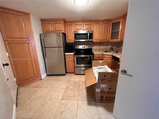 Building Photo - 825 Brickell Bay Dr