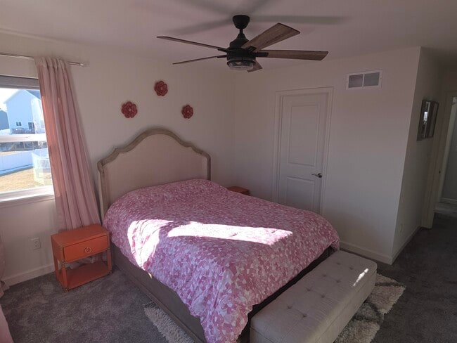 Building Photo - W240N5649 Holly Ct