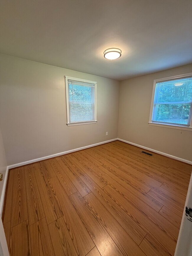 Building Photo - Charming Duplex Near Downtown Blacksburg