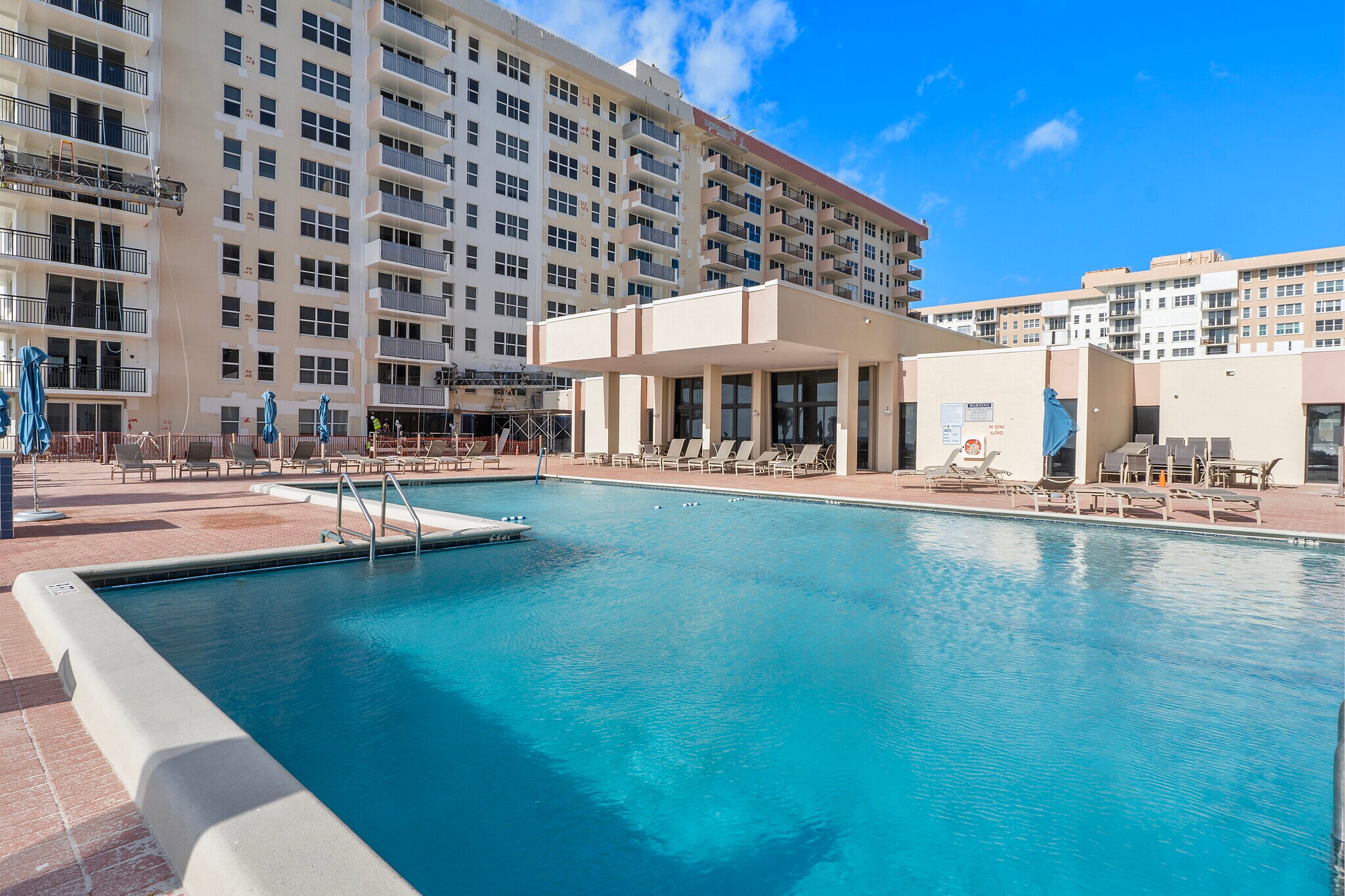 Building Photo - 1149 Hillsboro Mile