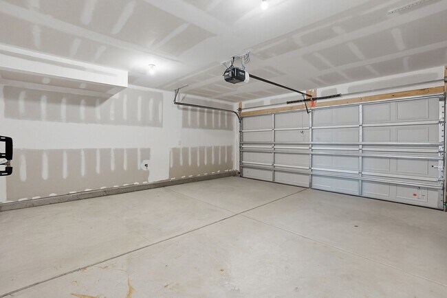 Building Photo - Brand-new three-story townhome in the Univ...