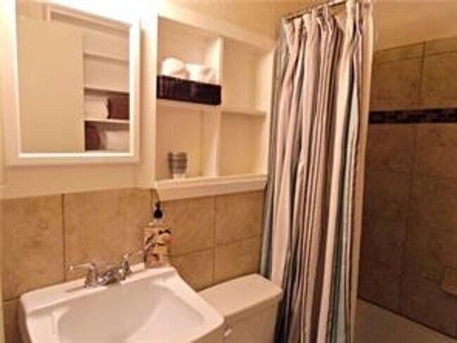 Building Photo - Available: Updated, spacious Tarrytown 4 bed / 4 bath, furnished or unfurnished