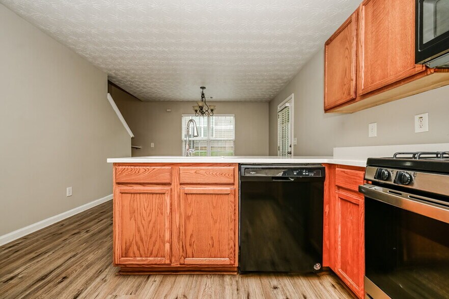 Building Photo - 10 Belmont Park Ln
