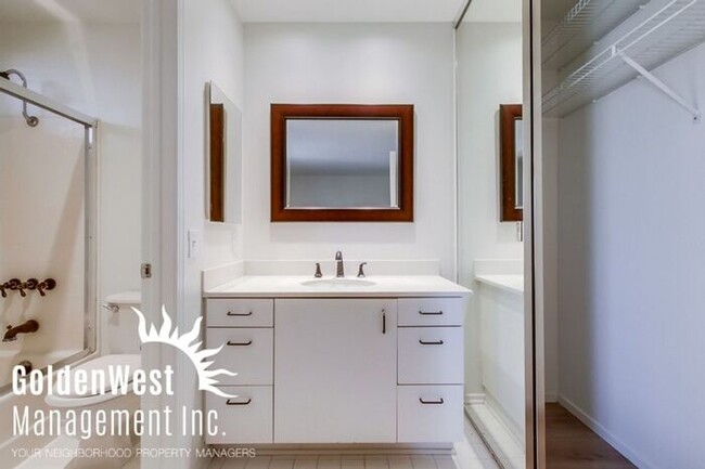 Building Photo - Elegant Dual Master 2Bdm 2.5Ba Townhome in...