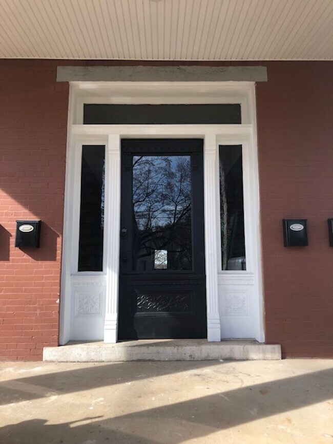 Building Photo - 1347 Park St